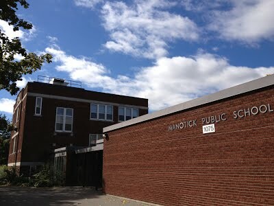 picture of the front of Manotick Public School